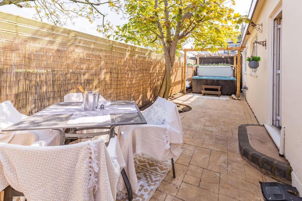 The Hideaway Villa คลีฟลีส์ ภายนอก รูปภาพ